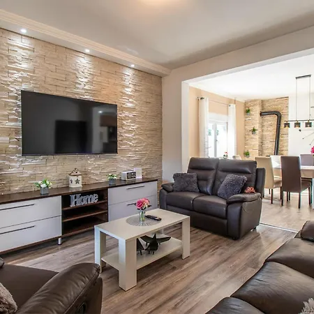 Дом отдыха 4 Bedroom In