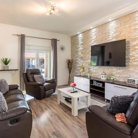 Дом отдыха 4 Bedroom In