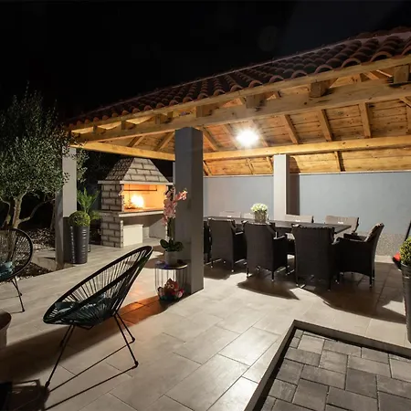 Дом отдыха 4 Bedroom In