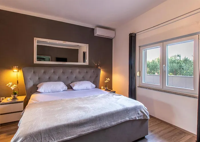 4 Bedroom In Polača