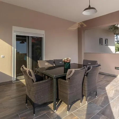 Holiday home In With Outdoor Swimming Pool Polaca
