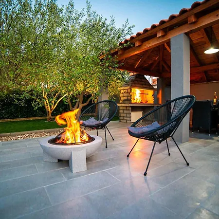 In With Outdoor Swimming Pool Holiday home