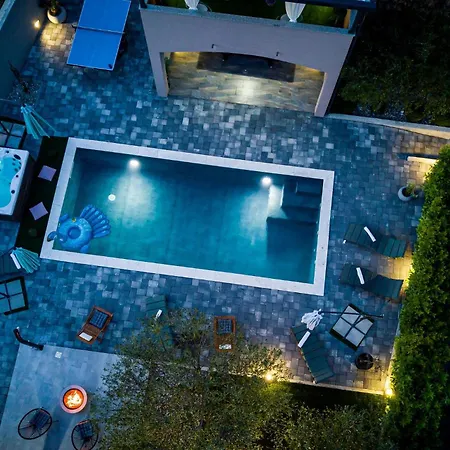 In With Outdoor Swimming Pool Holiday home