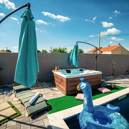 In With Outdoor Swimming Pool Holiday home *