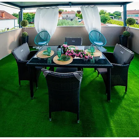 In With Outdoor Swimming Pool Polaca