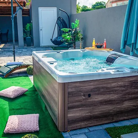Holiday home In With Outdoor Swimming Pool Polaca